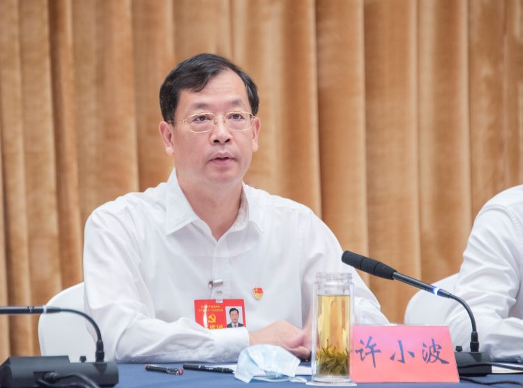 区委书记许小波主持会议,区委常委张凯奇,郑亚,李旌巍,曹志伟,方力