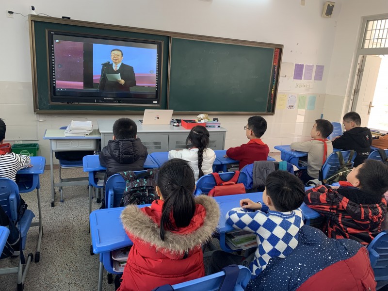华润小学收看“宪法晨读”直播照片