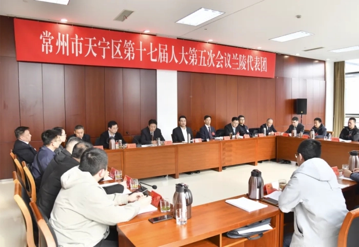 张凯奇参加人大代表团审议